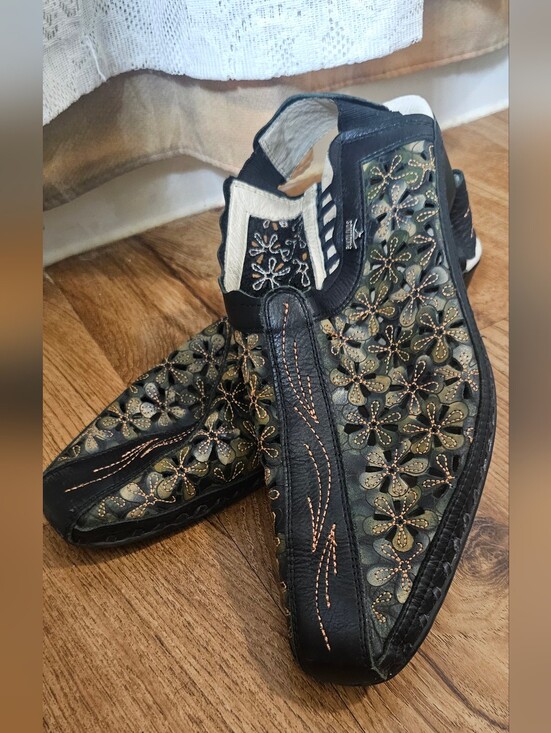 PIKOLINOS Shoes - PIKOLINOS Black & Green Leather Floral Cutout Mules